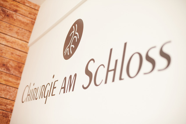 Schriftzug Chirurgie am Schloss in den Praxisräumen